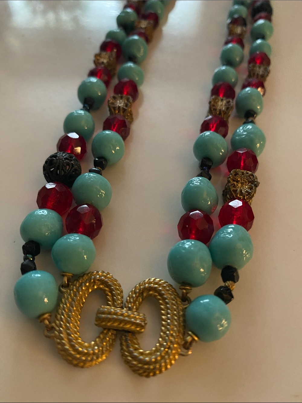 MARVELLA VINTAGE Turquoise & Red Beaded Necklace with Gold Interlock Clasp - Picture 12 of 12